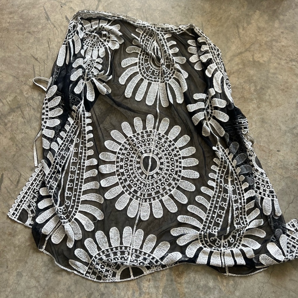 Elegant Black and White Lace Kimono/Cover Up - Picture 9 of 10